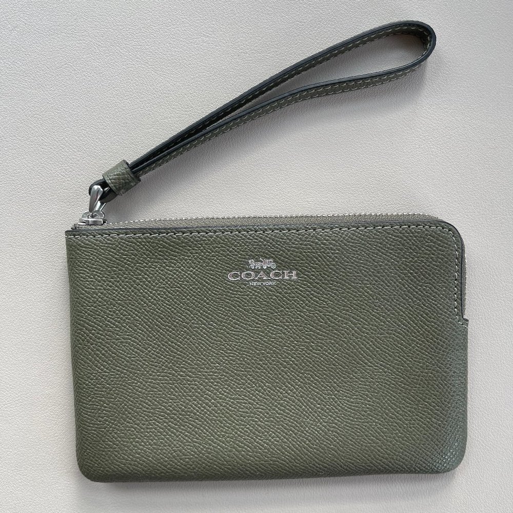 NWT Coach | Corner Zip Wristlet Green